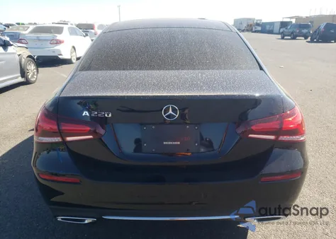 2021 Mercedes-Benz A 220 z USA, uszkodzony, nr VIN W1K3G4EB8MJ319971